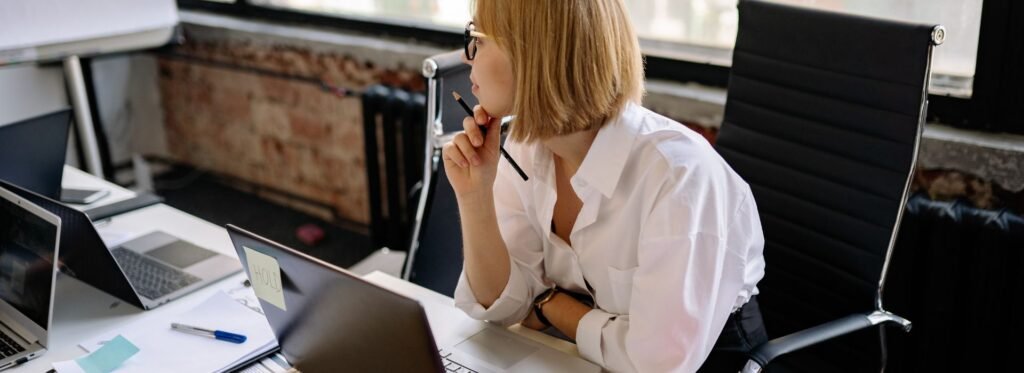 11% ou 20% de INSS: mulher fazendo as contas da contribuição em frente ao computador