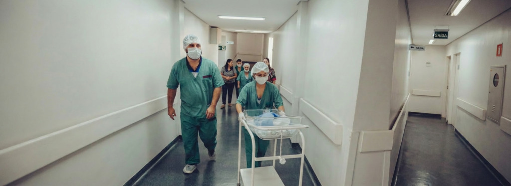 Aposentadoria especial: profissionais de enfermagem caminhando no corredor de um hospital